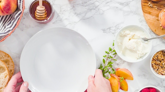 Kolacja przygotowywana w przytulnej kuchni